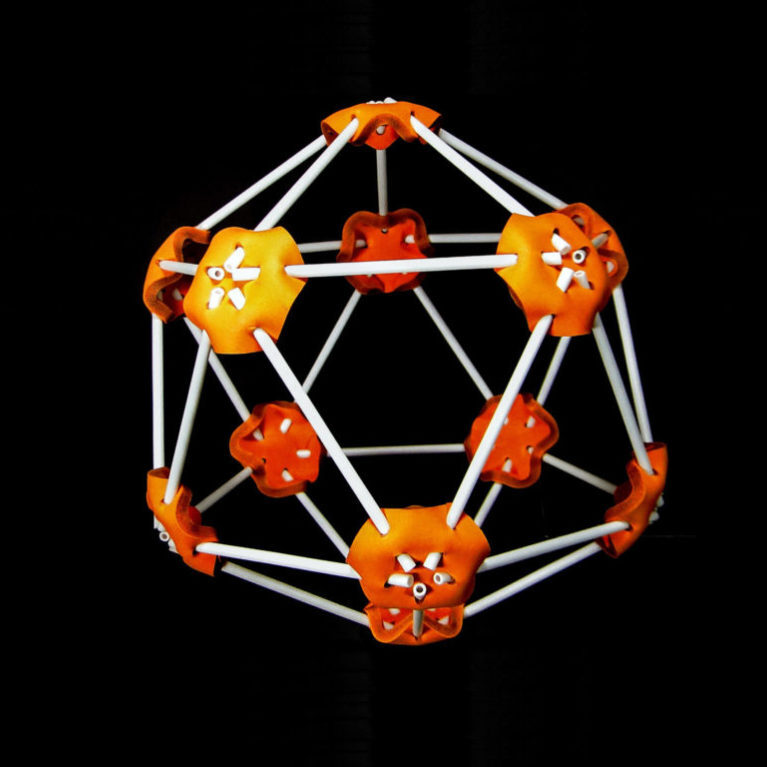 06_alquilab_sitealpha_single_02_montaricosaedro